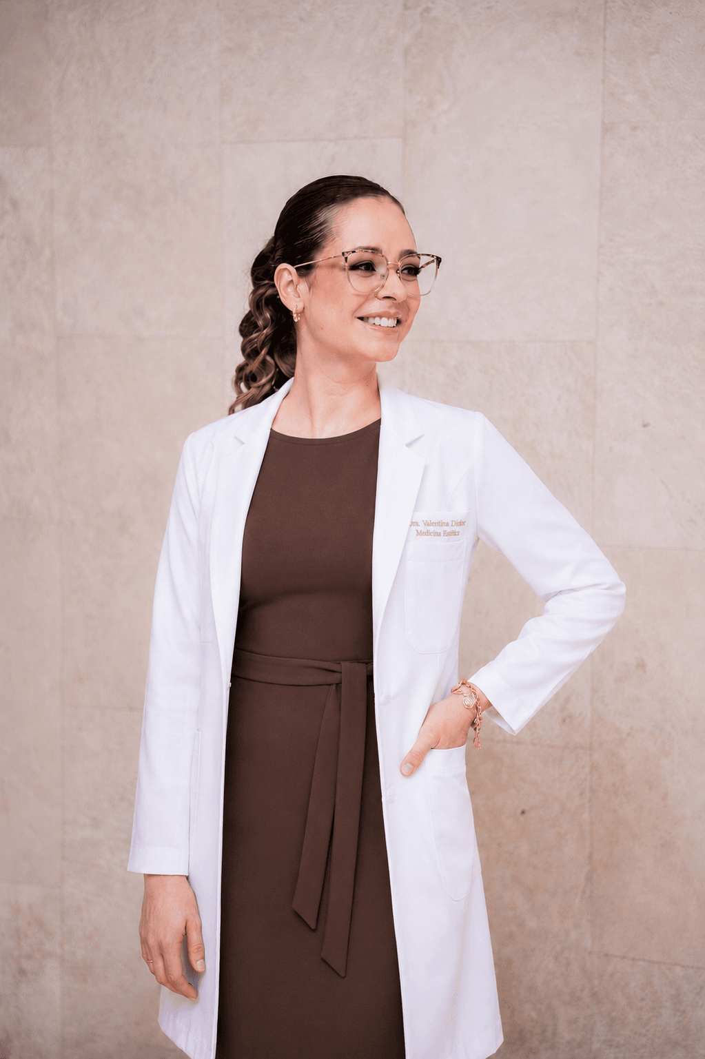 Dra. Valentina Dicker en consultorio de medicina estética